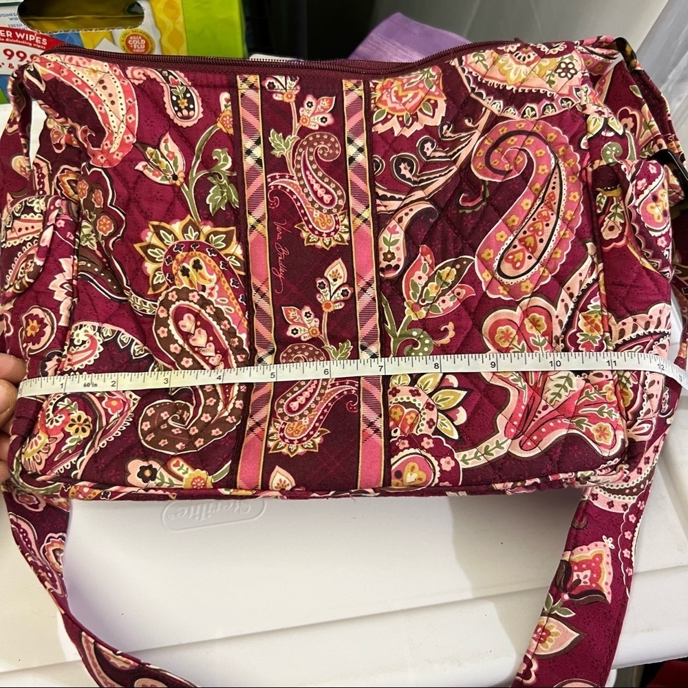 VERA Bradley med bag w pattern in shades of maroon and pink. Excellent condition - Picture 6 of 10